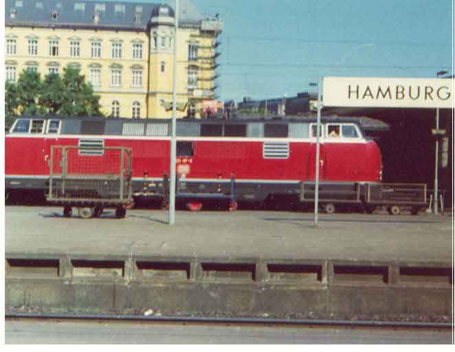 Bitte, Können Sie mir sagen wo der Bahnhof liegt? Ich will zu Berlin fahren.